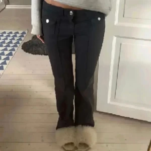 Hm jeans - Ett par jätte snygga svarta lågmidjade hm jeans, säljer då de e för stora för mig, då de ska vara i storlek 38 men är alldeles för stora. Hade även kunnat tänka mig att byta mot 36:or💗