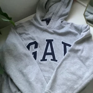 SÄLJER GRÅ GAPHOODIE! - Jättefin Gap hoodie som inte kommit till användning på länge❤️