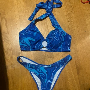 Bikini  - Använt 2 gånger, fint skick  Pris: 120kr.  Kan sälja var för sig för 70kr st 