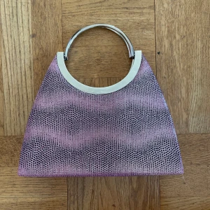 Y2k handväska  - Unik handväska från 2000-talet köpt i London! Den är smått ”missformad” men inget som påverkar:)