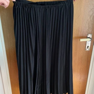 Plisserad kjol - Kjol från Ginatricot. Är i fint skick.