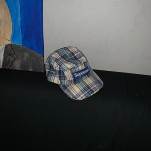 Supreme keps - Rutig supreme keps. Inga skador. Har förnyat spännet men ser ut som orginalet.