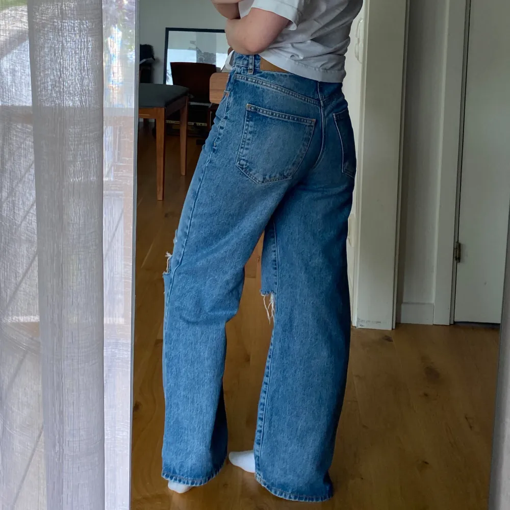 Snygga jeans i rak modell med hyfsat hög midja, har knappt använt dem så de är så gott som i nyskick 💕. Jeans & Byxor.