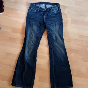 Lågmidjade jeans från Weekday. Använda 3 gånger. W29 L34. Modellen är Nova Low Slim Bootcut Jeans.