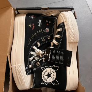Höga Converse - Helt oanvända Converse med broderier på. Var tyvärr för små för mig:((( köpta för 1300 på Boozt.