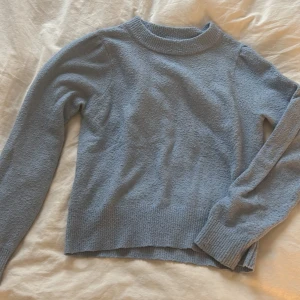 Jätte fin stickad tröja - TRYCK INTE PÅ KÖP NU! Min Plick funkar inte så köp genomförs endast via Swish. Knappt använd och inga defekter allas