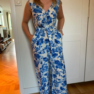 Jättefin byxdress!  - Oanvänd byxdress, prislappen sitter kvar! Jättepraktisk nu till sommaren 🥰🥰 