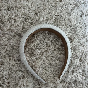 Trendigt diadem🤍 - Vit pärm diadem🤍 Säljer för att den inte kommer till användning. Nypris 50 kr