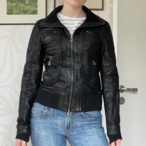 Skinjacka - Säljer en snygg och cool skinnjacka. Passformen är perfekt, jackan har använts få gånger så den är i mycket fint skick. 