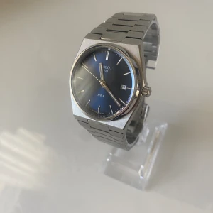 Tissot PRX - • Modell: Tissot PRX Quartz • Storlek: 40mm • Referens: T1374101104100 • År: 2022 • Skick: Mycket Bra • Medföljer: Fullset