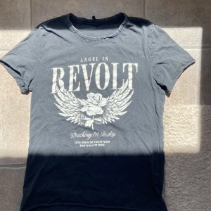 Only t-shirt - Nästan oanvänd tröja som har kostat 200kr och säljer för 150kr. Tröjan är grå/svart och har inga tecken på användning.