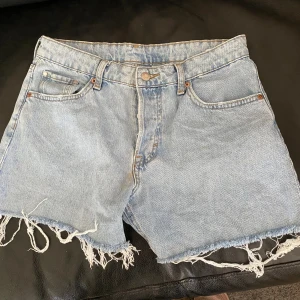 Jeansshorts stl 36 - Ljusblå somriga jeansshorts stl 36.