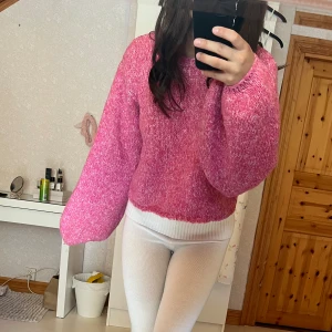 Rosa stickad tröja  - Rosa stickad tröja från NaKd med öppen rygg! Super skön och mysig, färgen är dock lite off på bilden🤍