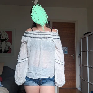 Off shoulder tröja - Lite genom skinlig men inte mer än på bilden pris kan diskuteras ❤️