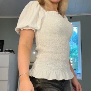 Sommartopp 🥰 - Superfin sommartopp som passar till massa tillfällen. Endast testad så helt oanvänd, tyvärr inte lappen kvar dock. Storlek S (skulle säga en stor S). 🤍  Märke = Sisters point   150kr + frakt 🥰🥰