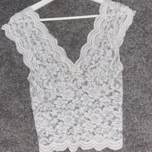 Zara topp - säljer min spetstopp från zara perfekt till fest eller till vardags 💖 fint skick, storlek xs.