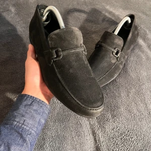 Ermenegildo Zegna loafers  - Ett par Ermenegildo Zegna Loafers i fint skick. Nypris på dessa ligger runt 600€. Materialet är ”Wild Leather” (mocka liknande). De är i storlek 42 men kan också passa 42/43. Byte också intressant. 