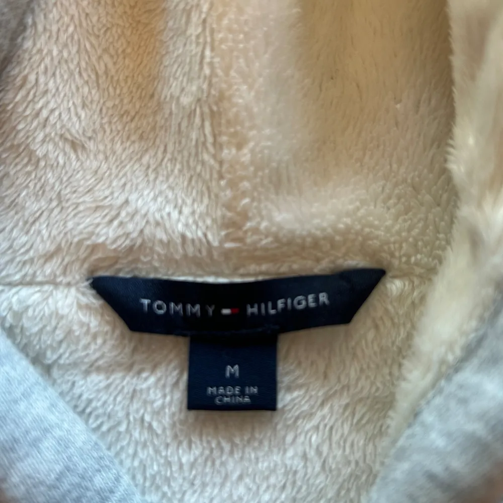 En Tommy Hilfiger zip up hoodie i nyskick, jätte mysig inuti! Stolen M men passar också S!🩷Köparen betalr frakt och priset går alltid att diskutera🩷. Hoodies.