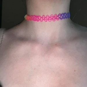 Regnbågigt choker - Bra skick, kan bli utsträck och krympt. 