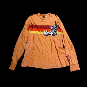 Tröja  - Långärmad vintage tröja från märket hystericglamour. Ingen storlek etikett men den sitter bra på s och m.