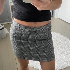 Kjol - Rutig kort kjol i storlek 134/140 men passar någon med storlek xs🤍