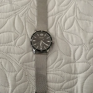 Hugo boss klocka - Helt ny Hugo boss klocka som jag köpte för en månad sen för 2,6, haft på mig den endast en gång! Priset kan diskuteras  