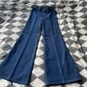 Utsvängda jeans - Oanvända blåa jeans med utsvängda ben.. säljer pga för små.