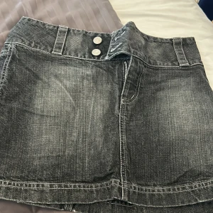 Svart jeanskjol  - En super fin jeans kjol i svart .Bra skick.Ordinarie pris 499 