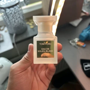 Eau de soleil Blanc Tom Ford - Hej jag säljer en väldigt fin sommardoft. Tom Ford Eau de soleil blanc. Nypris 1100kr köpt på åhlens. Det är ungefär 26/30 ml kvar i flaskan. En ren och fräsch sommarparfym. Priset kan diskuteras vid snabb affär, 550 utgångspris. Skriv om frågor! 