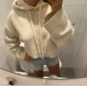 Stickad Hoodie zara  - Säljer denna stickade hoodien från zara i bra skick. Lånade bilder 💕