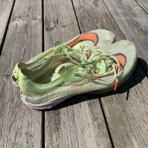 Nike Spikskor Stl. 42.5 - Ett par luftiga och smidiga spikskor perfekta för både sprint och löpning. Nike Air Zoom Victory köpta för 2000kr och är i storlek 42,5. Rekommenderas att ha normal stl. 42,5/43.   Skorna har inga större defekter och påse samt spikskruvare medföljer.