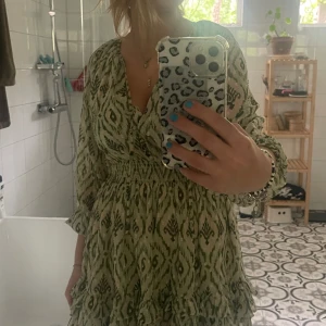 JÄTTEFIN KLÄNNING - superfin klänning som inte kommer till användning, i bra skick använd typ 2 gånger❤️