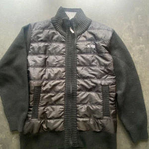 Hugo Boss Cardigan  - Helt ny cardigan från Hugo Boss.  Stickade armar och fleecefoder. 