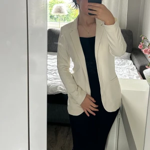Hm kavaj krämvit - Den är INTE helt vit utan krämvit/beige.  Jättefin passform & ser väldigt elegant ut.  Använd några gånger.  