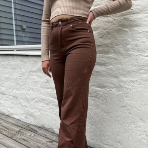 Bruna jeans - Fina bruna jeans. De har en väldigt mjuk och stretchig material. 