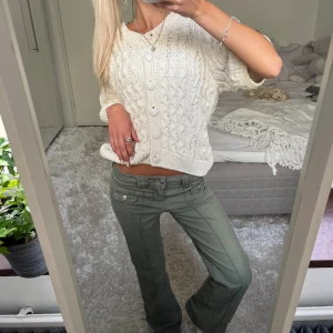 Gröna lågmidjade jeans - Säljer dessa gröna lågmidjade cargo jeans från H&M. Har du någon fråga är det bara att höra av dig🫶🏻