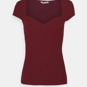 Anna field - Hej, säljer denna ursnygga T-shirt ifrån Anna Field! Säljer då den var för stor, så helt oanvänd. Perfekt nu till sommaren och så snygg urringning 😍 Köpte för 220kr