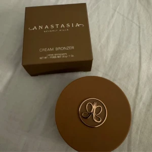 Anastasia  - Säljer min trendiga Anastasia bronzer i färgen caramel😍 Endast testad men var inte rätt färg! Nypris 489:-🤎 
