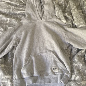 Grå hoodie  - Mysig hoodie från hm! Skriv för fler frågor💕
