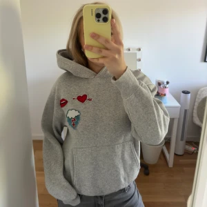 Hoodie - Svin cool hoodie från hm med lite slitning vid ärmarna! 