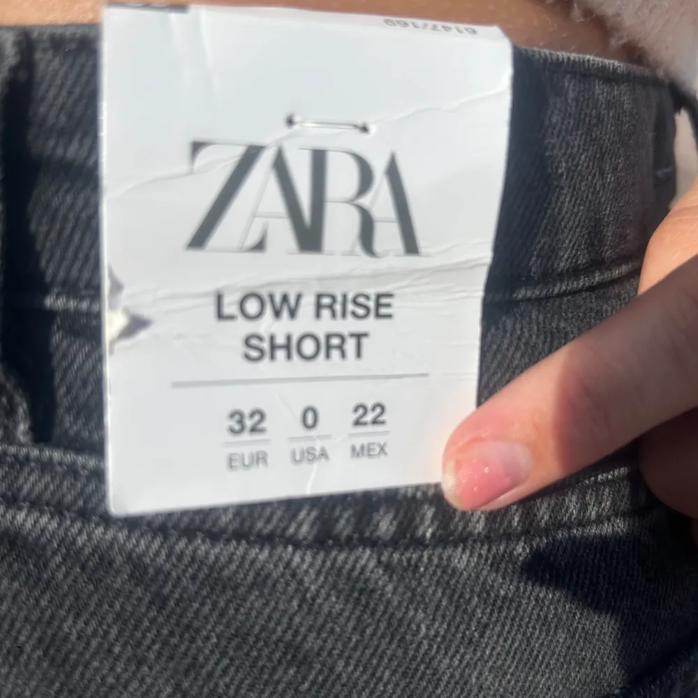 Helt nya jeansshorts från zara som är lågmidjade, säljer då dom inte kommer till användning🩷. Shorts.
