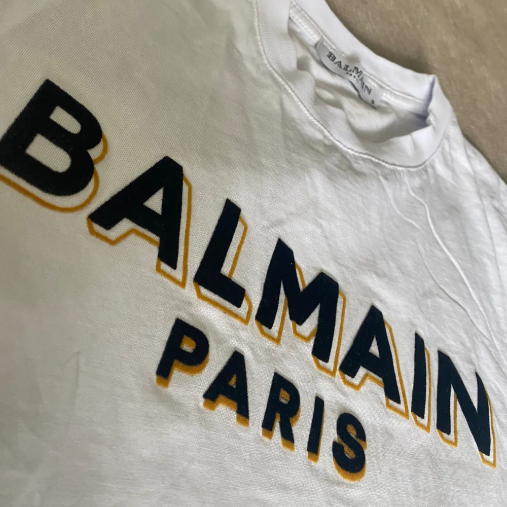 Säljer min balmain Paris t-shirt eftersom att den inte passar mig. Den är ny och helt oanvänd bara testad. Pris kan diskuteras vid snabbaffär.. T-shirts.