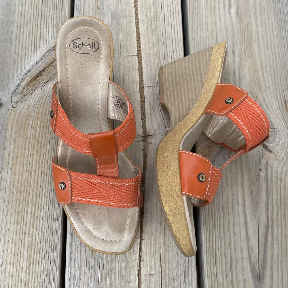 Sommriga orangea skor med 5 cm kilklack Inte slitna men lite smutsiga Märket är Scholl Storlek 37. Skor.