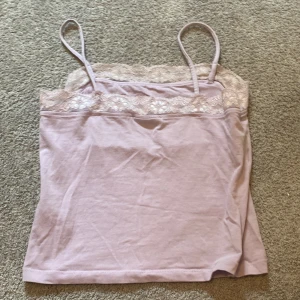 Linne med spets - Ett snyggt ljuslila linne med spets som jag köpte men insåg att det var för litet. 