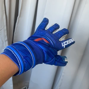 Reuch fotbollshandskar/målvaktshandskar - Det är ett par blå målvaktshandskar som inte har gett allt än skulle säga 7/10 i skick och de kostar 1200 nya Mitt pris 700 men kan sänka lågt