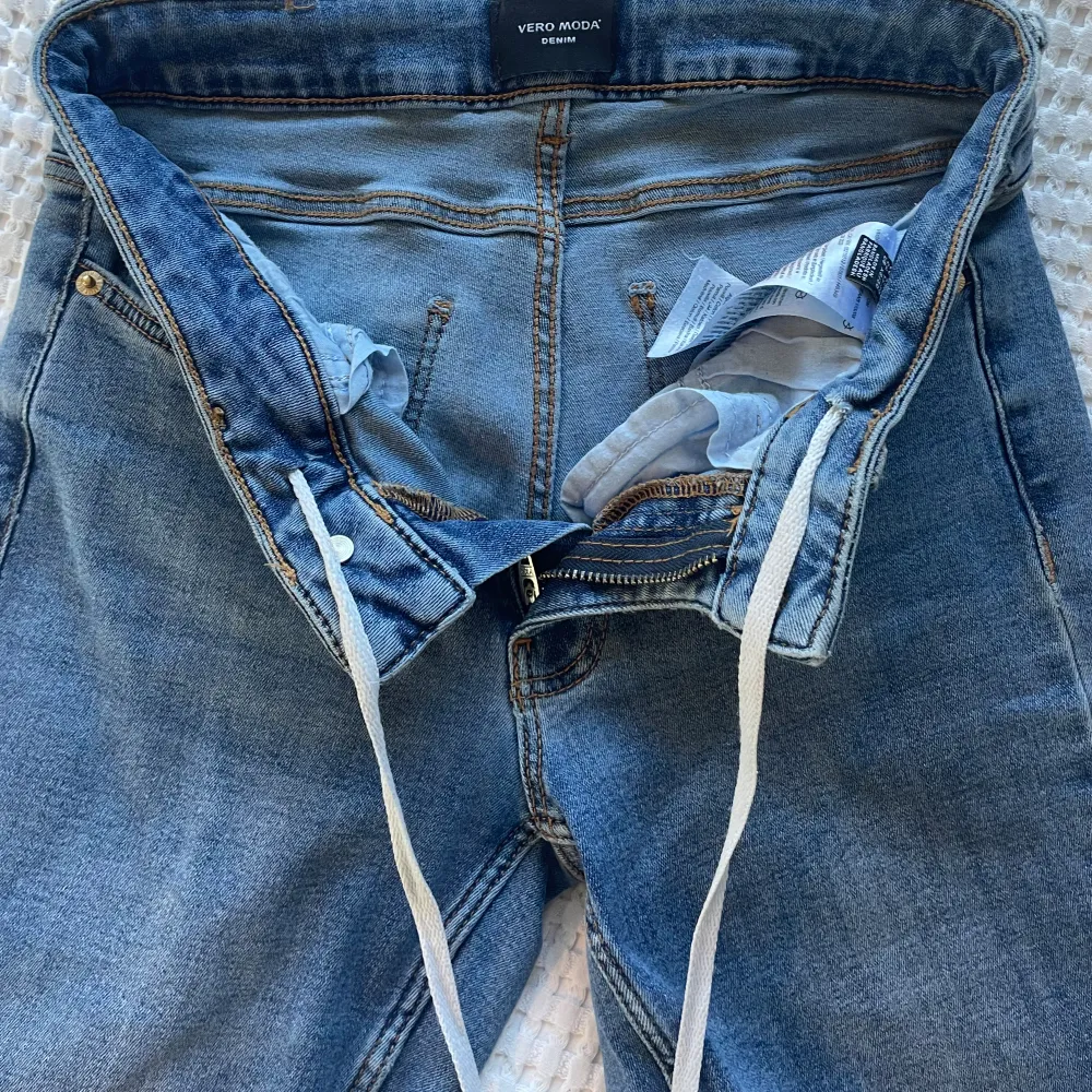 Lågmidjade bootcut jeans från vero moda. Har klippt två hål i midjan då man kan dra igenom ett snöre ifall de är för stora. Nypris 600 i storlek XS/30. Farkut & Housut.