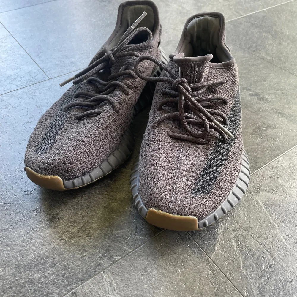 Jag säljer nu mina Yeezys i storlek 42. De är använda, men fortfarande i bra skick. Sulan är lite smutsig, men den kan enkelt rengöras och återställas till ett fint skick. Perfekta för någon som vill ha ett par snygga sneakers till ett bra pris.. Skor.