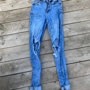 Skinny jeans  - Säljer ett par ljusblå skinny Jens från lager157 med hål. I använt skick 