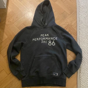 Peak hoodie - Säljer min peak performance hoodie pga brist på användning och för liten