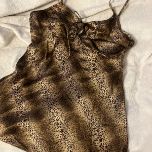 Cheetah print topp - Fin trendig topp med cheetah/ leopard mönster🐆 Den har även en fin detalj samt roset mellan brösten Toppen är lite längre i modellen, storlek S-M💗💗